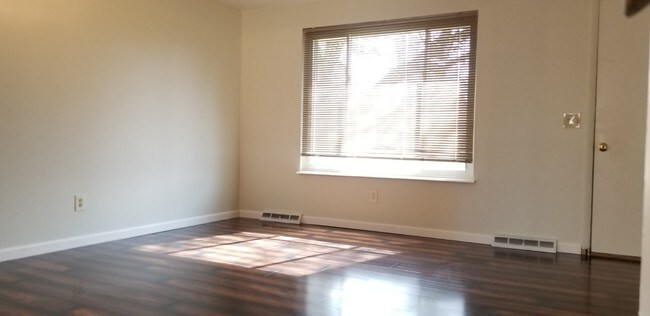 Building Photo - 1827 Thackeray Ave NW