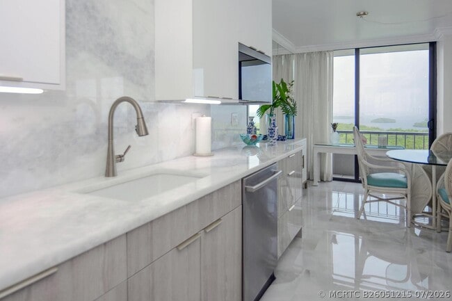 Building Photo - 5540 N Ocean Dr