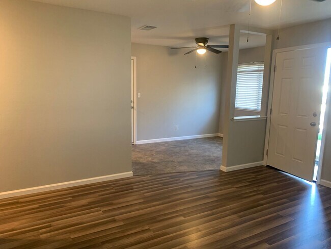 Building Photo - Cute 3 Bedroom