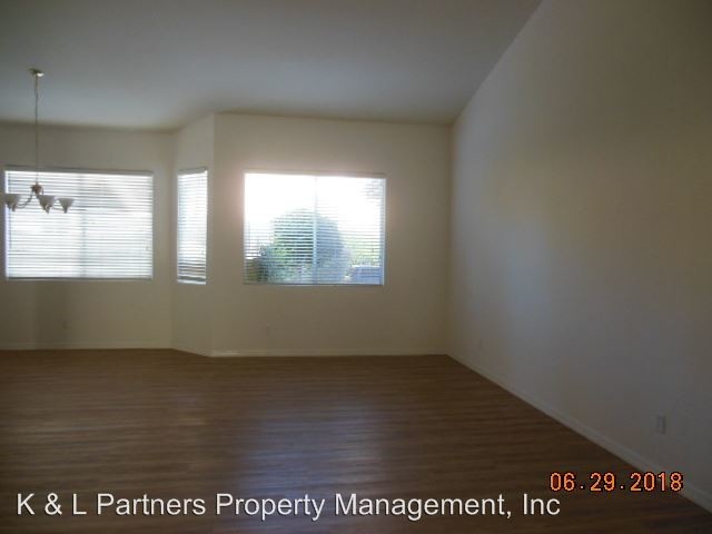 Building Photo - 1676 Crescent Knolls Glen