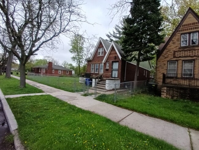 Building Photo - 4 bedroom 2 bath brick colonial NOW AVAILA...