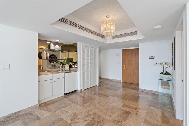 Foto del edificio - 100 Lakeshore Dr