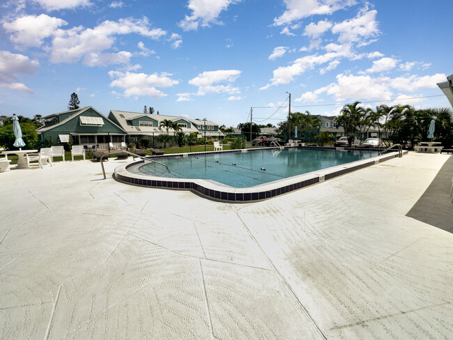 Building Photo - 404 Emerald Dr S