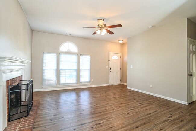 Foto del edificio - 2117 David Earl Dr