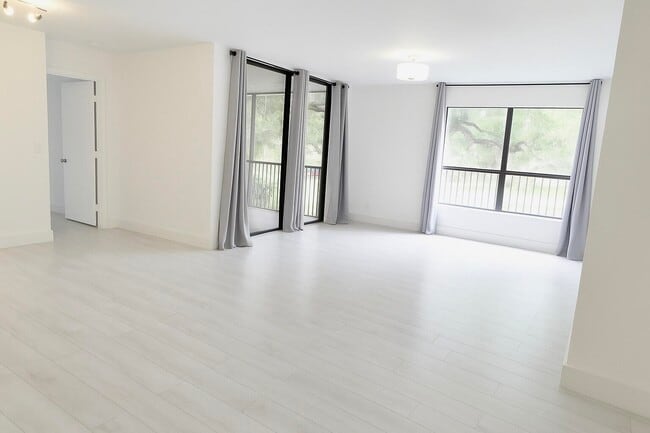 Building Photo - 2540 Carambola Cir N