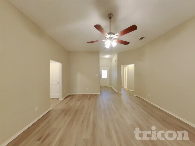 Foto del edificio - 1704 Fern Dr