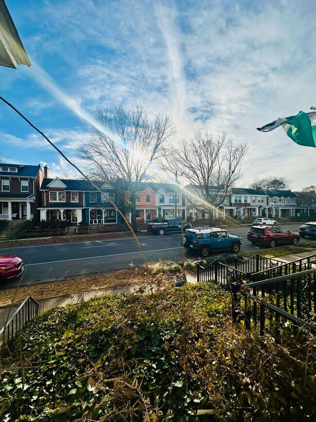 Foto del edificio - Charming 3bdrm/1.5bth Home Conveniently Located in Richmond's Carytown Area w/Private Balcony!!