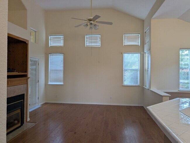 Building Photo - Wonderful 4 bedroom home in Clovis offerin...