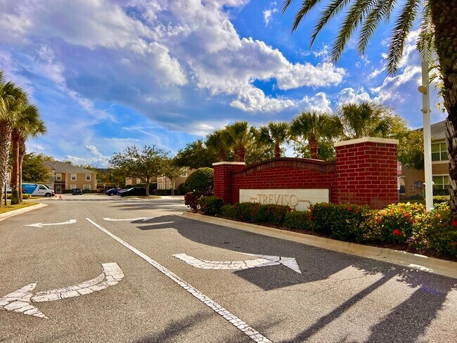 Foto del edificio - Gorgeous 3-bedroom, 2 1/2-bath End Unit To...