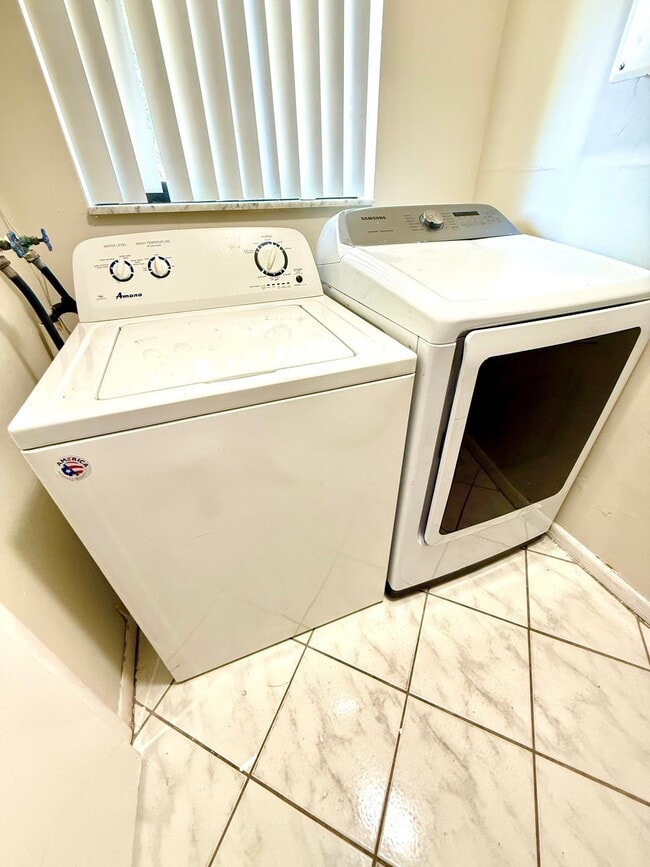 Building Photo - 5012 SW 40th Ave