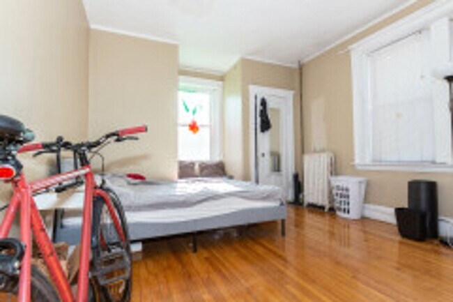 Foto del edificio - HOT BROOKLINE LISTING!!!