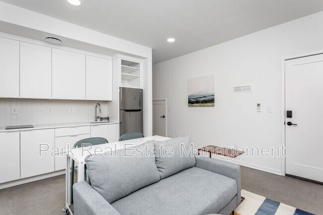 Building Photo - 323 S East St