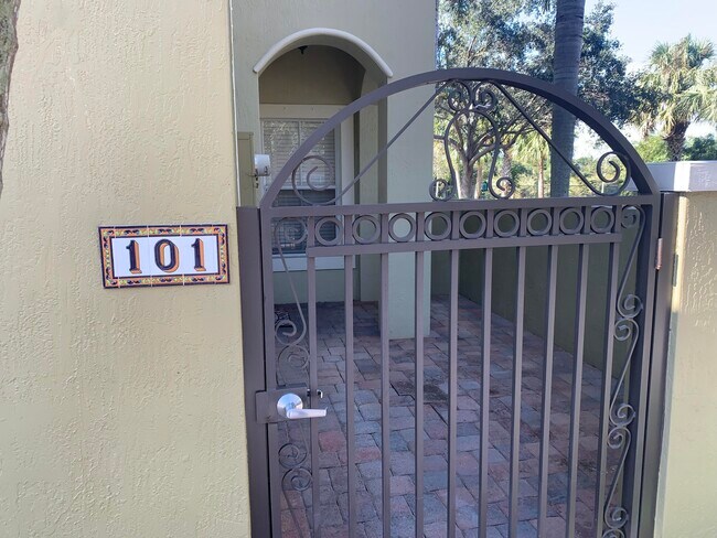 Building Photo - 101  Lake Monterey Circle 101 Boynton Beac...