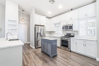Building Photo - 1502 E Shadow Haven Ln