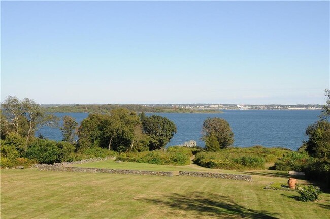 Foto del edificio - 256 E Shore Rd