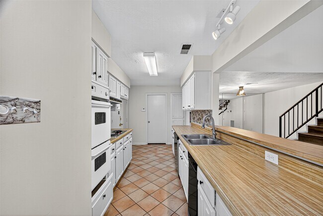 Foto del edificio - 812 Fleetwood Pl Dr