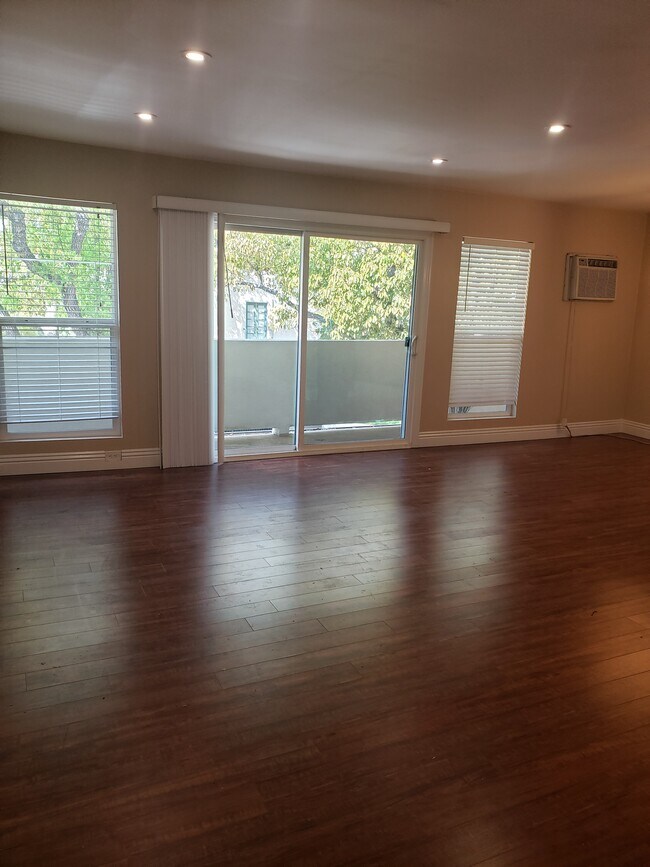 Foto del edificio - 1114 N Flores St