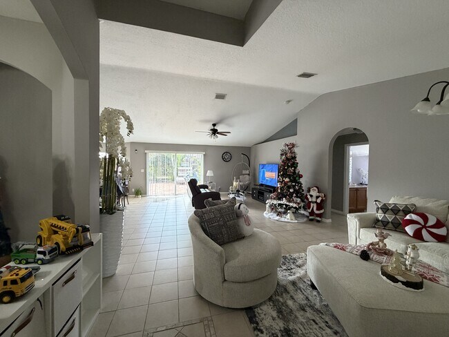 Foto del edificio - 4542 SW Savona Blvd