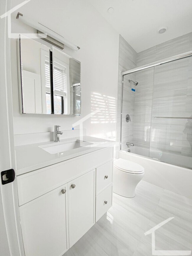 Building Photo - Beautiful Studio Apartment Right in The Ba...