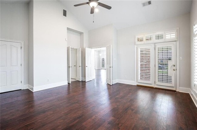 Building Photo - 304 Mistletoe Dr