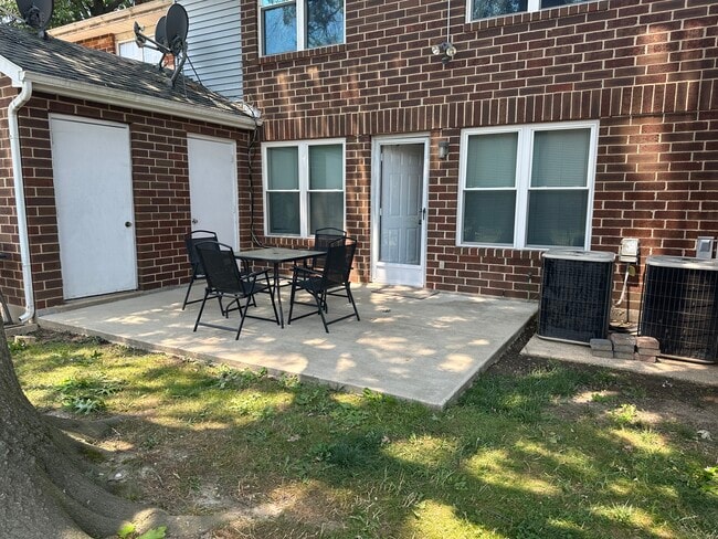 Nice backyard patio with oak shade tree. - 3 Baylis St