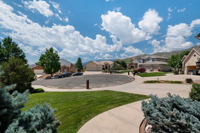 Building Photo - Amazing 5bdrm 4bath 3 car garage 2 story h...