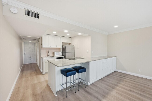 Foto del edificio - 801 NE 18th Ct