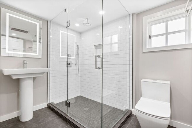 Building Photo - Sunny Air Conditioned Mercer Island Charmer!