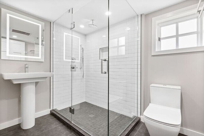Foto del edificio - Sunny Air Conditioned Mercer Island Charmer!