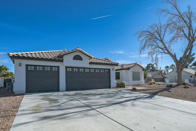 Building Photo - 3605 N Torrey Pines Dr
