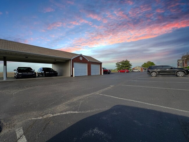 Foto del edificio - Luxe 1-Bedroom Haven: Serene Lakeside Livi...