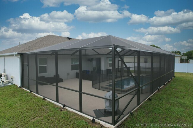 Foto del edificio - 592 SW Dauphin Ave