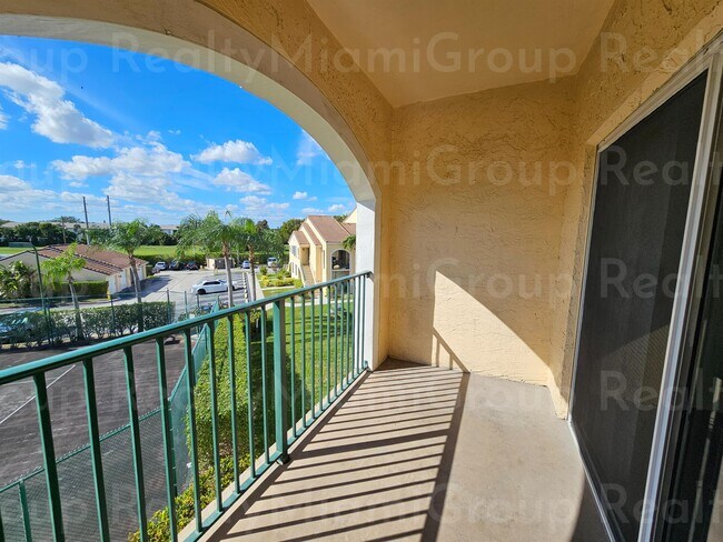 Foto del edificio - 1749 Village Blvd