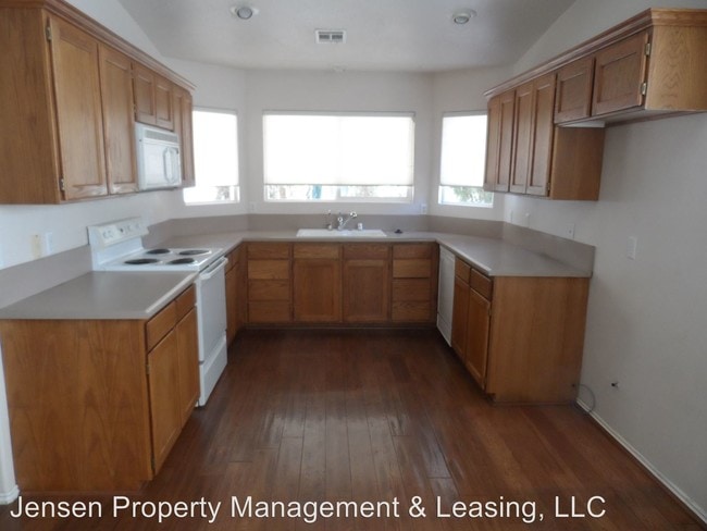 Building Photo - 950 Santa Fe Dr
