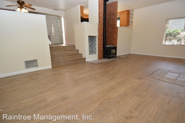 Building Photo - 3142 NE Monterey Dr
