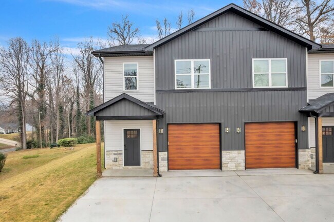 Foto del edificio - Updated 3-Bedroom, 2.5-Bathroom Townhome Gem in Landrum