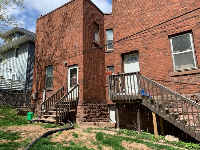 Foto del edificio - 623-625 N 10th Ave E