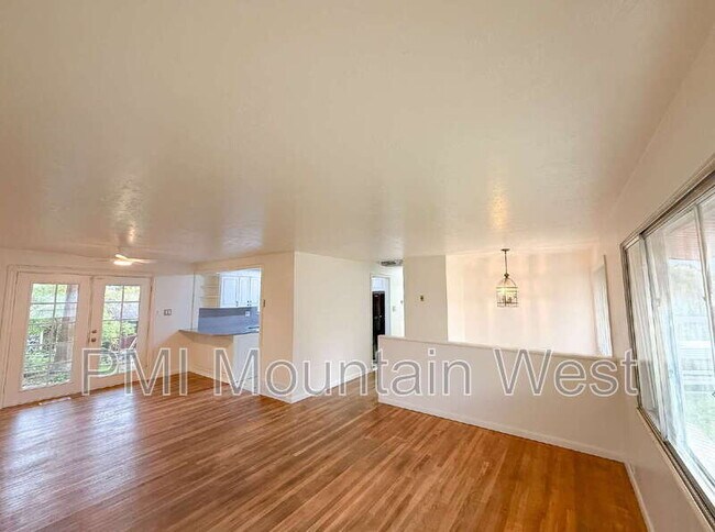 Building Photo - 698 Doren Dr