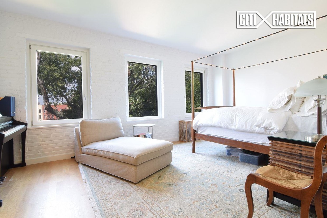 Primary Photo - 15 Brevoort Pl