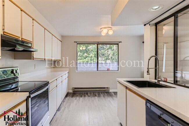 Building Photo - Lovely 2 bedroom 1 bath condo with garage.