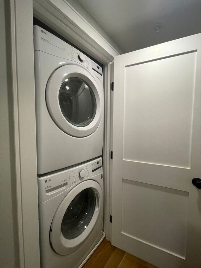 Building Photo - No Brokers Fee, In-Unit Laundry, Central Heat/AC,Recently Renovated,  Parking for Rent