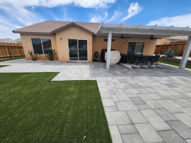 Foto del edificio - **COMING THIS JULY** BEAUTIFUL 4 bedroom 2...
