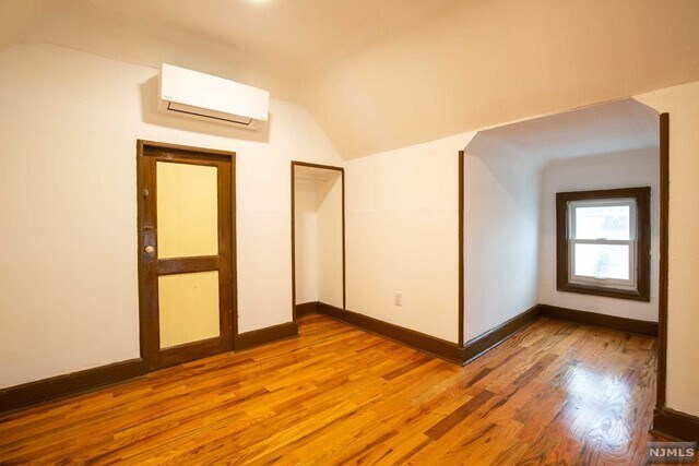Foto del edificio - 733 Hudson Ave