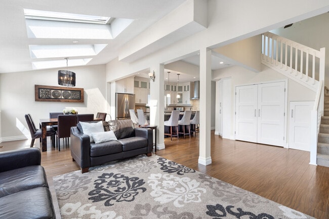 Building Photo - 3522 Dundas St