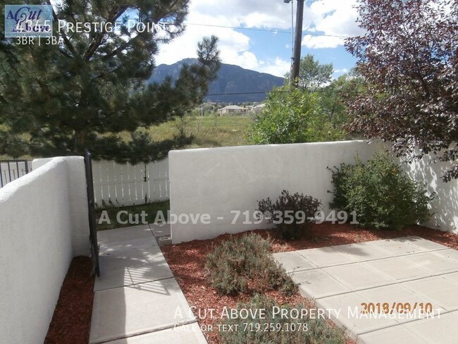 Foto del edificio - 3 Bedroom Townhouse Close to Ft. Carson wi...