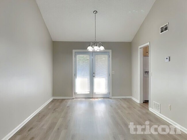 Foto del edificio - 5450 Bridle Dr