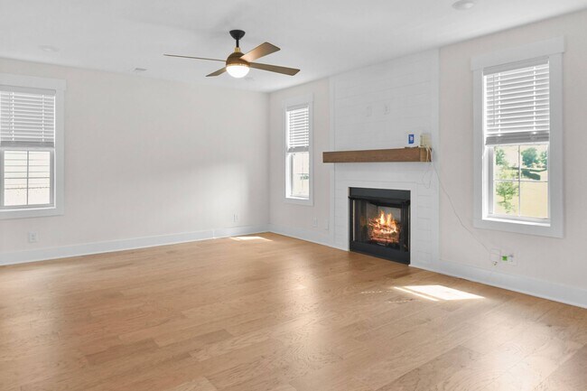 Building Photo - Pet Friendly Three Bedroom with Bonus!