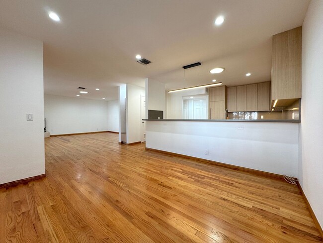 Building Photo - Modern 2-Bed, 2-Bath Residence in Prime We...