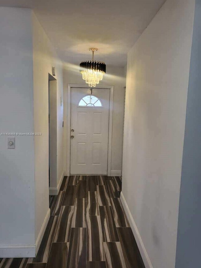 Building Photo - 5061 W Oakland Park Blvd