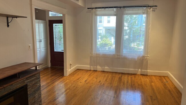 Foto del edificio - 636 Kenyon St NW